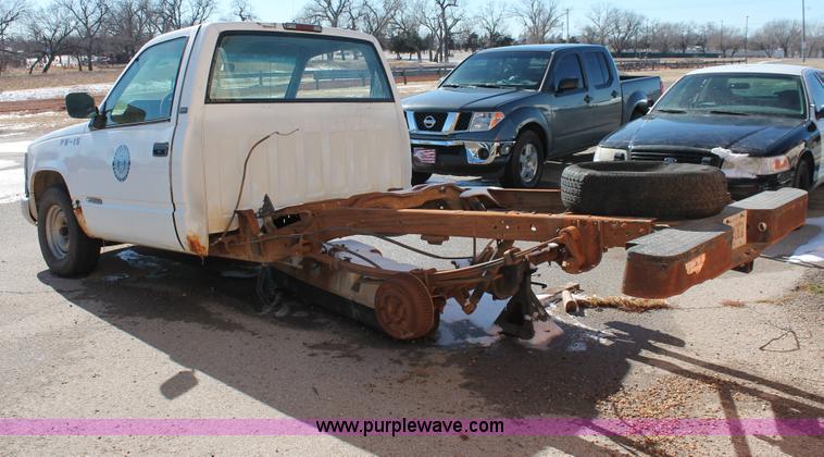 image for item H8293 1994 Chevrolet Cheyenne 1500 pickup truck cab and chassis