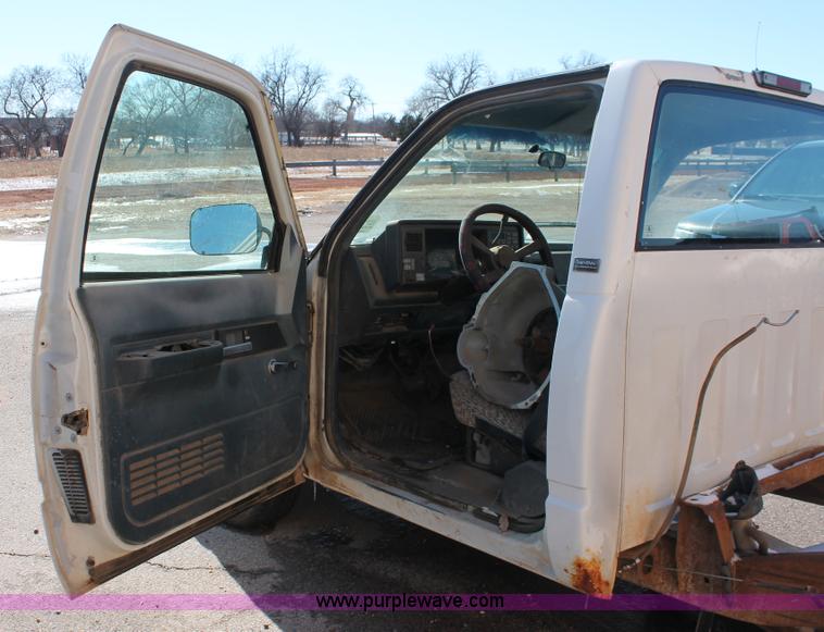 image for item H8293 1994 Chevrolet Cheyenne 1500 pickup truck cab and chassis