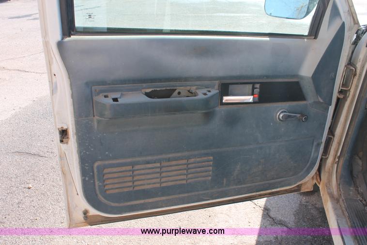 image for item H8293 1994 Chevrolet Cheyenne 1500 pickup truck cab and chassis