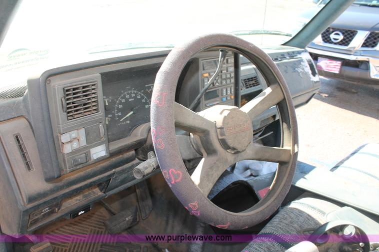 image for item H8293 1994 Chevrolet Cheyenne 1500 pickup truck cab and chassis