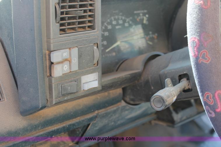 image for item H8293 1994 Chevrolet Cheyenne 1500 pickup truck cab and chassis