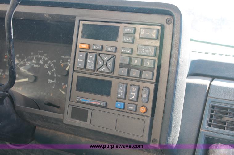 image for item H8293 1994 Chevrolet Cheyenne 1500 pickup truck cab and chassis