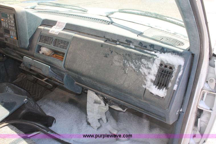 image for item H8293 1994 Chevrolet Cheyenne 1500 pickup truck cab and chassis