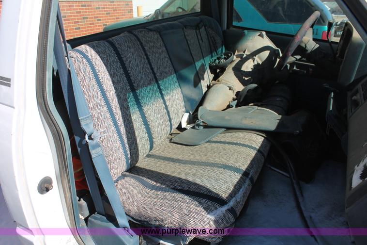 image for item H8293 1994 Chevrolet Cheyenne 1500 pickup truck cab and chassis