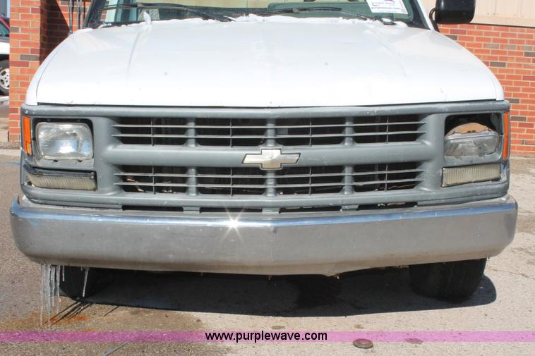 image for item H8293 1994 Chevrolet Cheyenne 1500 pickup truck cab and chassis