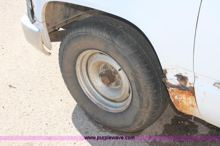 image for item H8293 1994 Chevrolet Cheyenne 1500 pickup truck cab and chassis