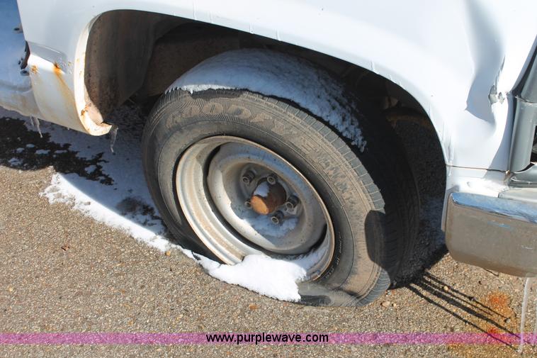 image for item H8293 1994 Chevrolet Cheyenne 1500 pickup truck cab and chassis