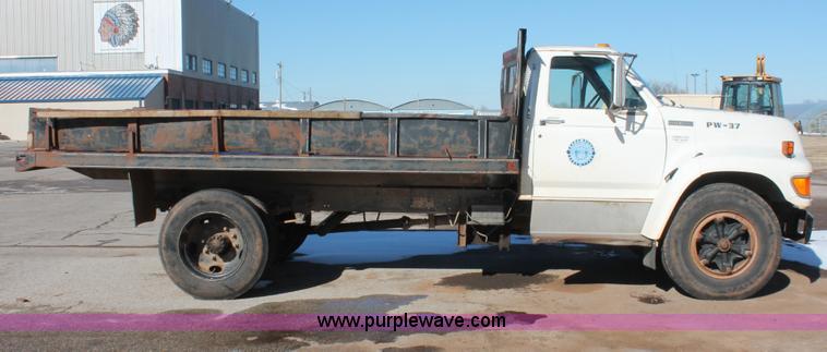 image for item H8296 1995 Ford F700 dump truck