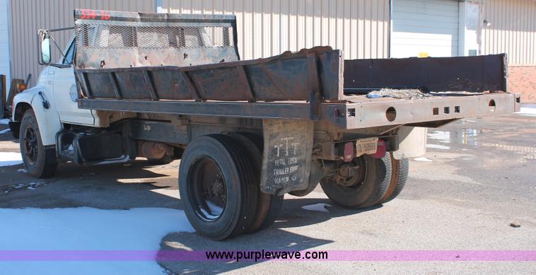 image for item H8296 1995 Ford F700 dump truck