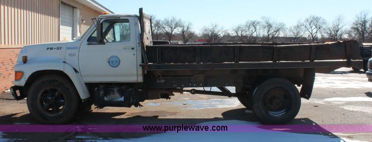 image for item H8296 1995 Ford F700 dump truck