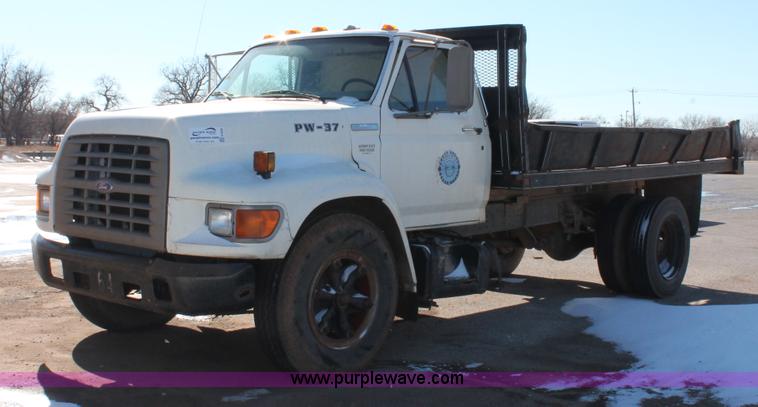 image for item H8296 1995 Ford F700 dump truck