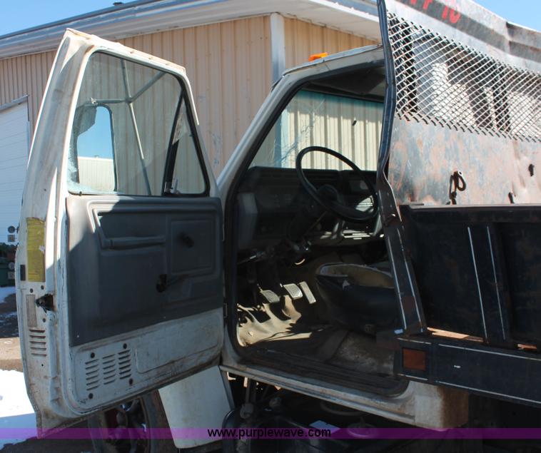 image for item H8296 1995 Ford F700 dump truck