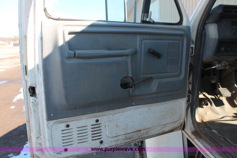 image for item H8296 1995 Ford F700 dump truck