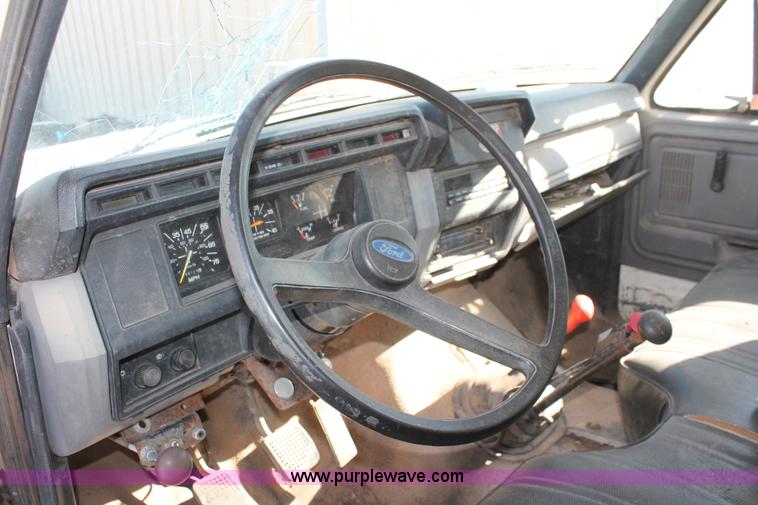 image for item H8296 1995 Ford F700 dump truck