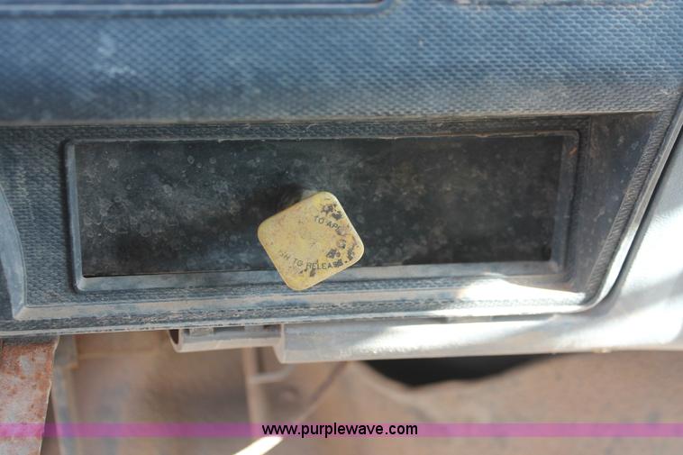 image for item H8296 1995 Ford F700 dump truck