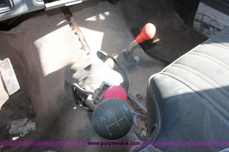 image for item H8296 1995 Ford F700 dump truck