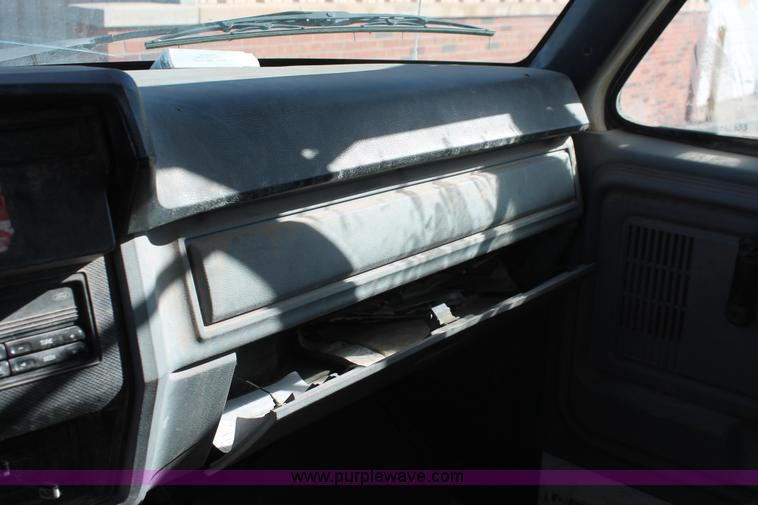 image for item H8296 1995 Ford F700 dump truck