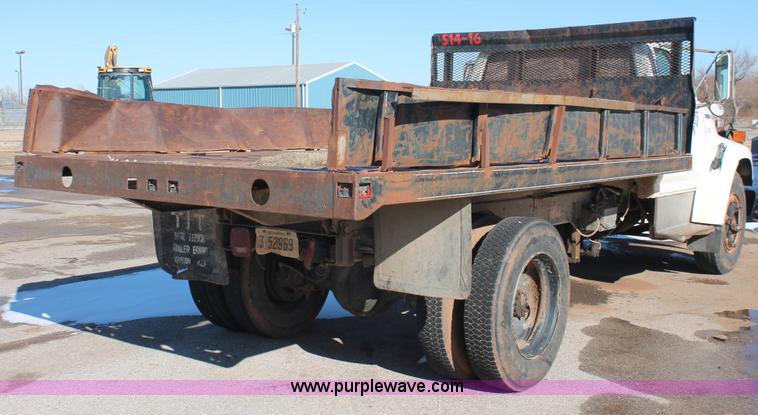 image for item H8296 1995 Ford F700 dump truck