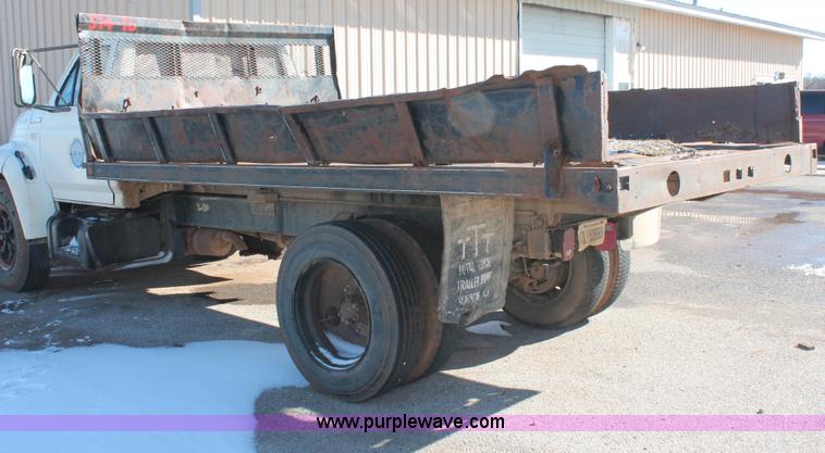 image for item H8296 1995 Ford F700 dump truck