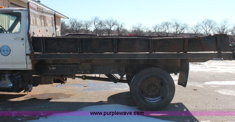 image for item H8296 1995 Ford F700 dump truck