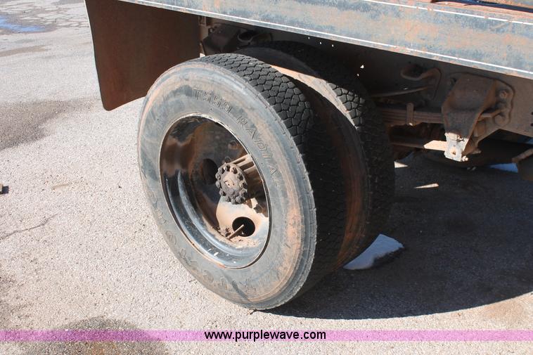 image for item H8296 1995 Ford F700 dump truck