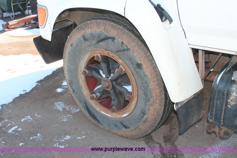 image for item H8296 1995 Ford F700 dump truck