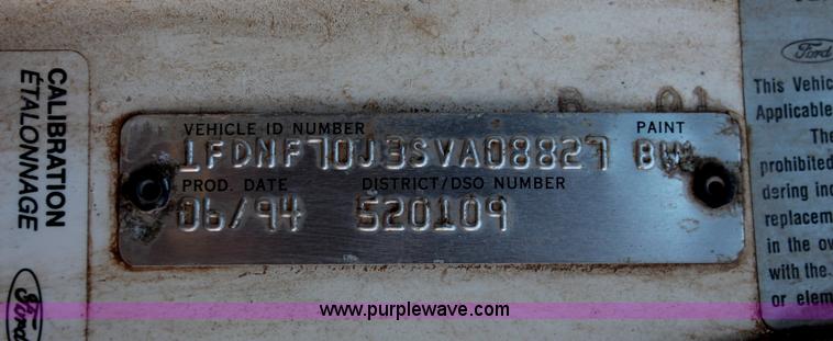 image for item H8296 1995 Ford F700 dump truck