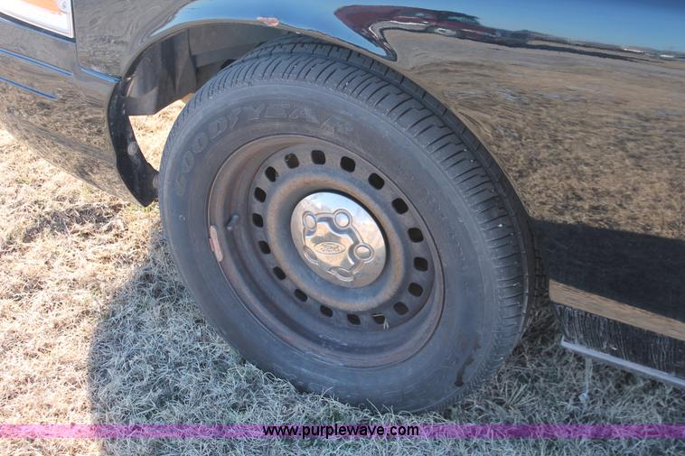 image for item H8298 2000 Ford Crown Victoria Police Interceptor