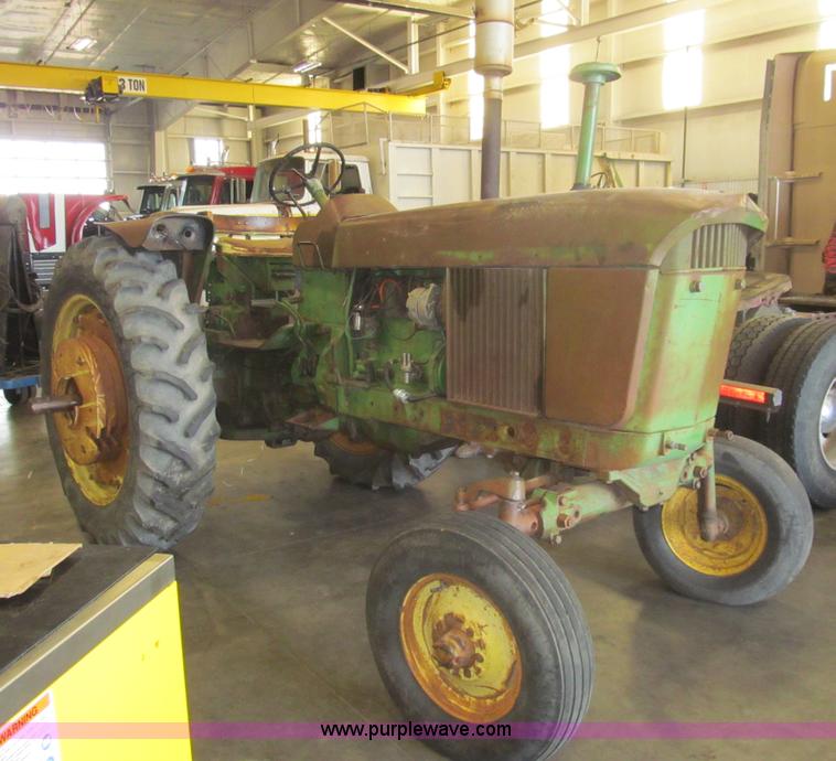 image for item I7221 1962 John Deere 3010 tractor