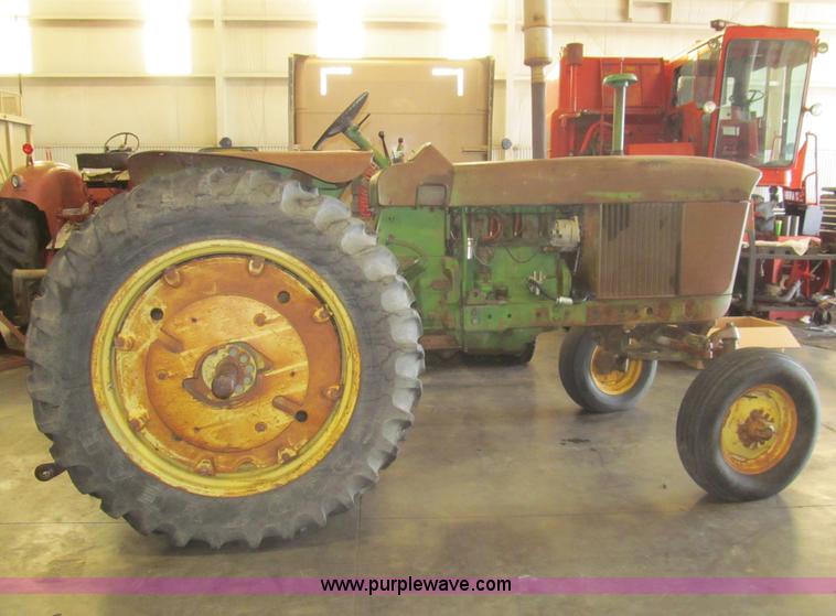 image for item I7221 1962 John Deere 3010 tractor