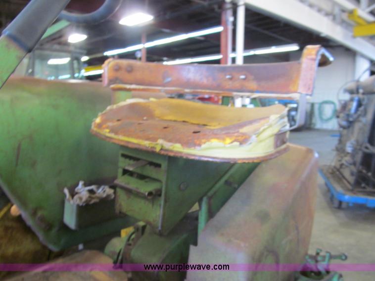 image for item I7221 1962 John Deere 3010 tractor