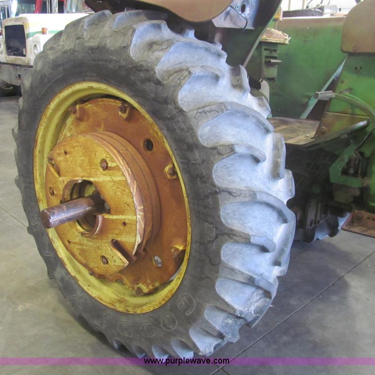 image for item I7221 1962 John Deere 3010 tractor