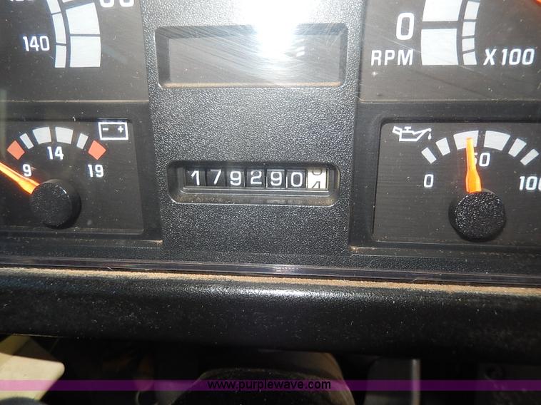 image for item I9305 1999 Chevrolet B7 Bluebird bus