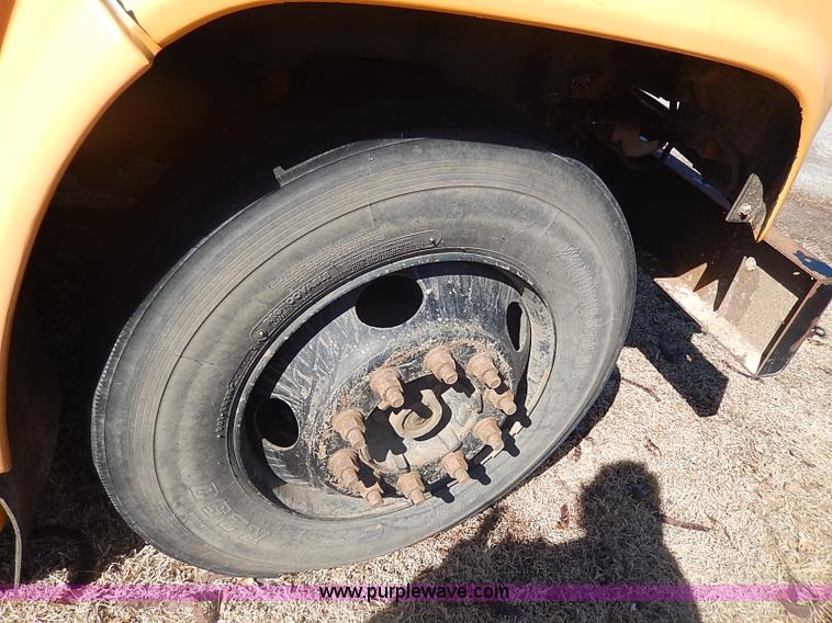 image for item I9305 1999 Chevrolet B7 Bluebird bus