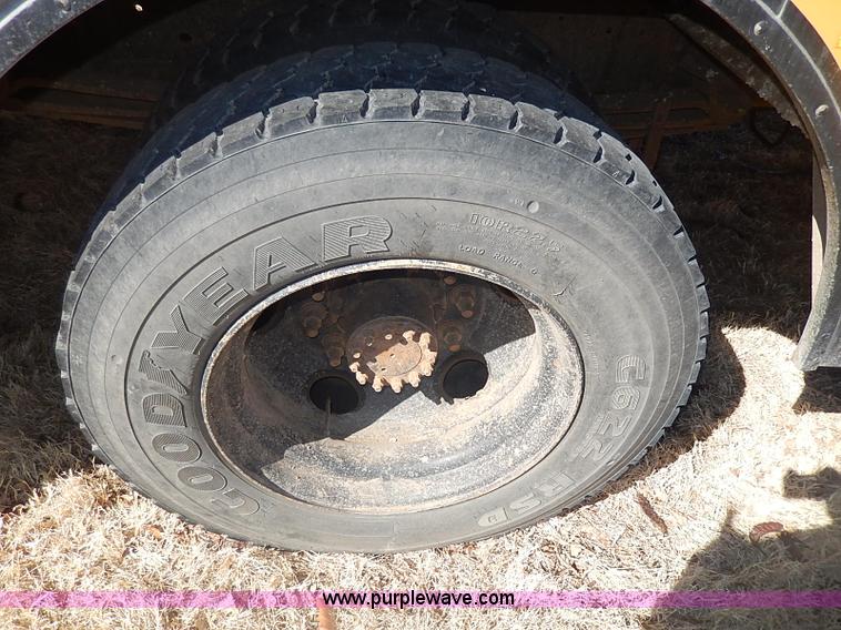 image for item I9305 1999 Chevrolet B7 Bluebird bus