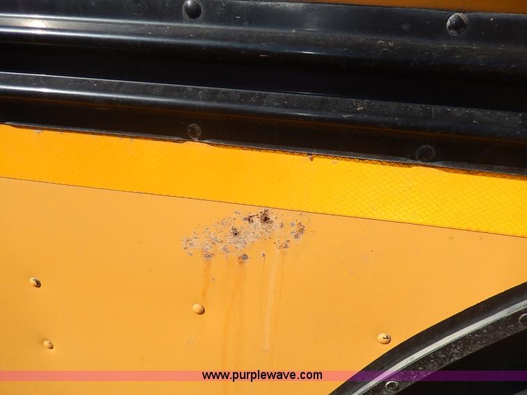 image for item I9305 1999 Chevrolet B7 Bluebird bus