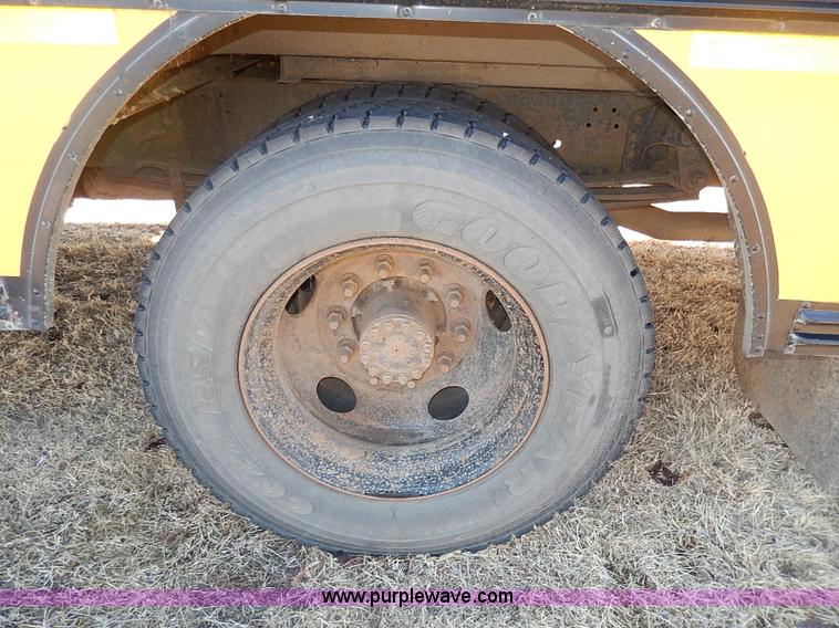 image for item I9305 1999 Chevrolet B7 Bluebird bus