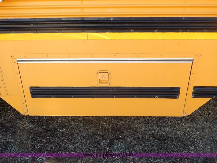 image for item I9305 1999 Chevrolet B7 Bluebird bus