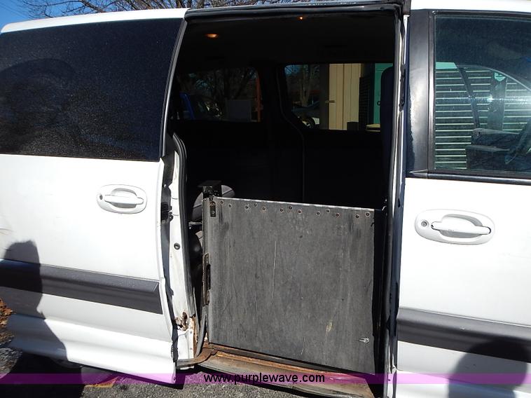 image for item I9392 1999 Dodge Grand Caravan SE van