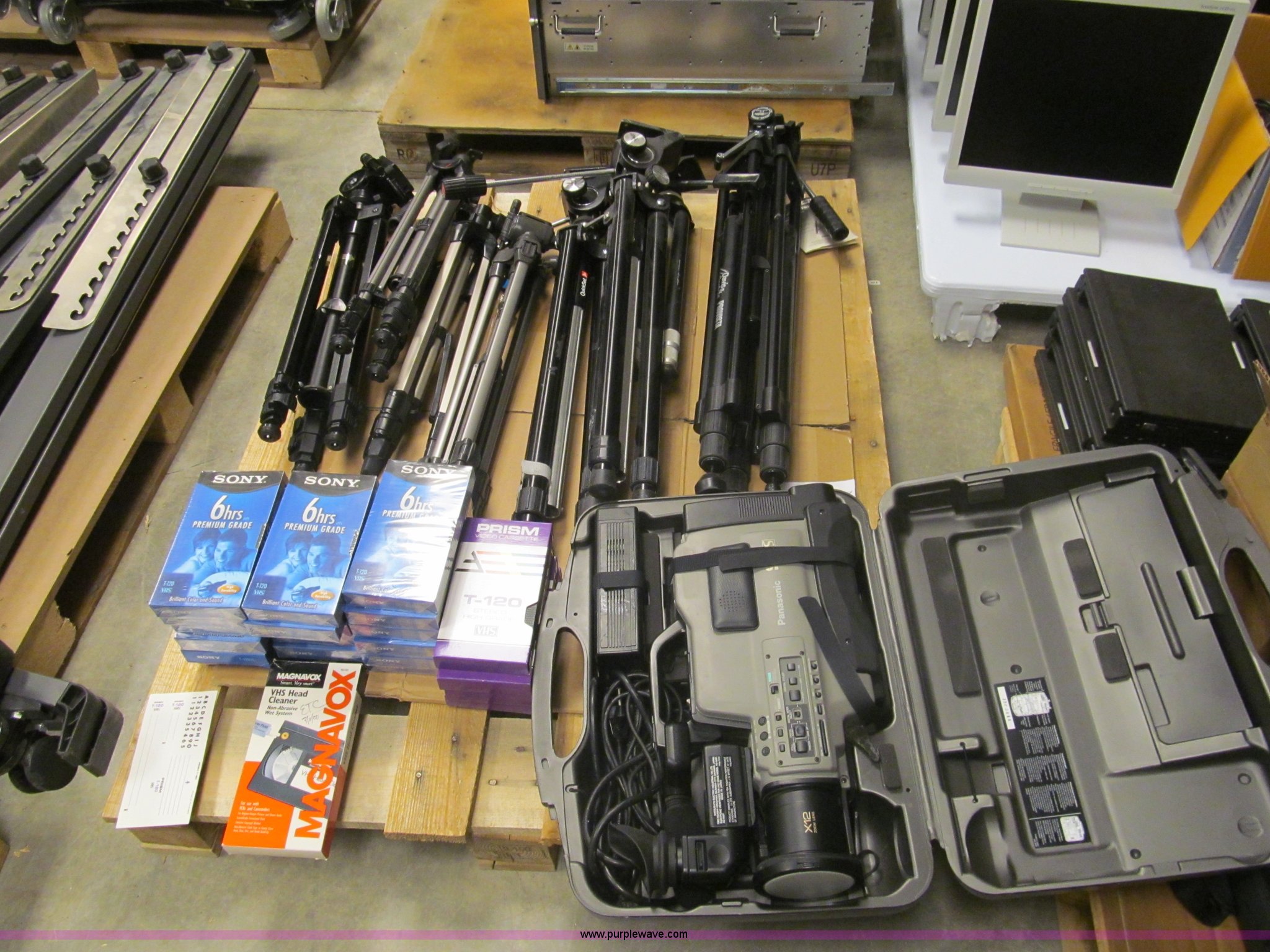 Assorted video equipment in Newton, KS Item AY9820 sold Purple Wave