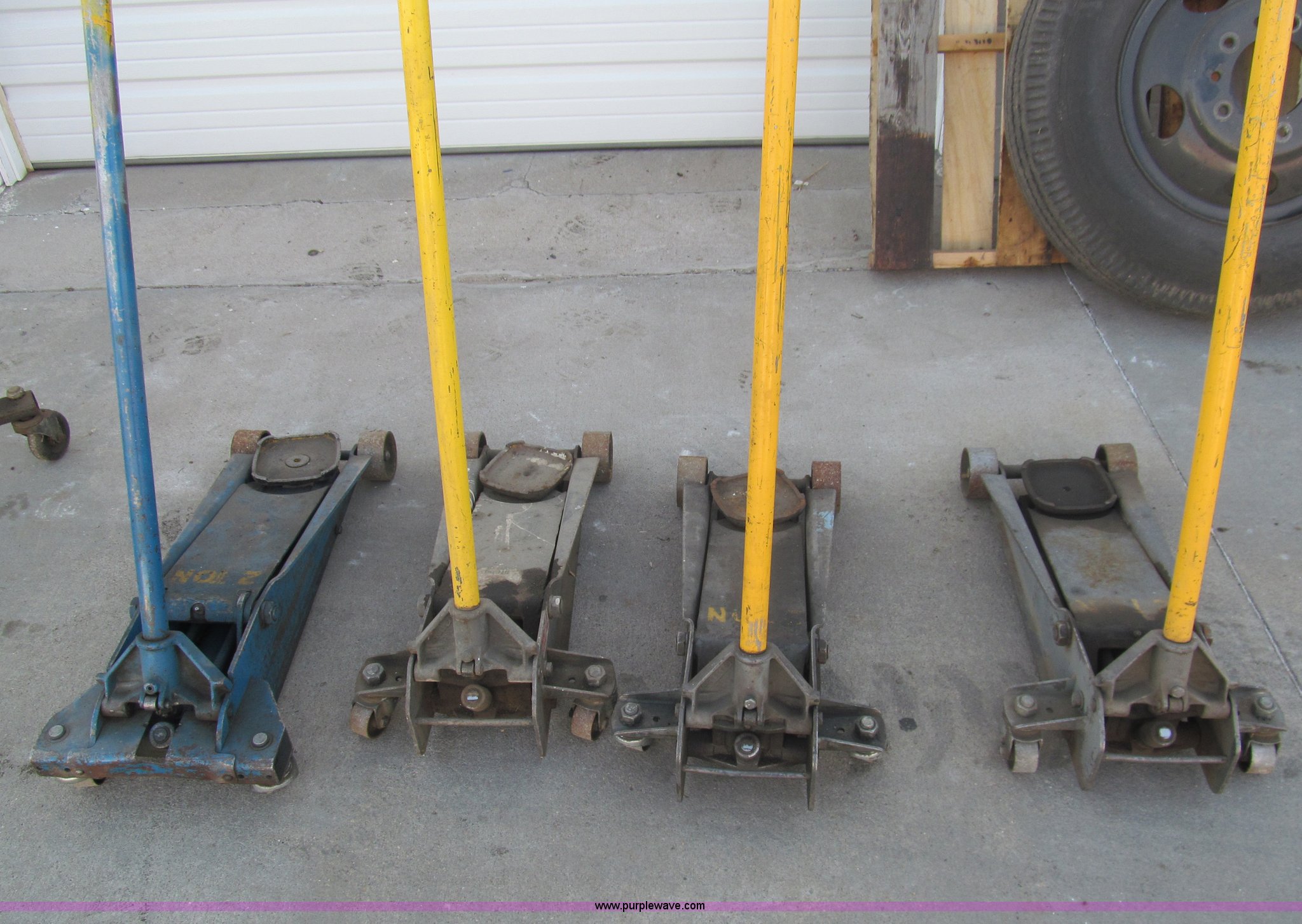 (4) Napa two ton floor jacks in Goodland, KS Item AY9865 sold