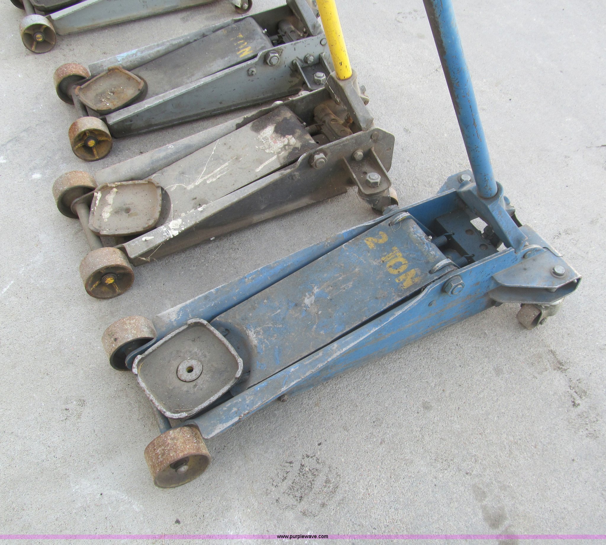 (4) Napa two ton floor jacks in Goodland, KS Item