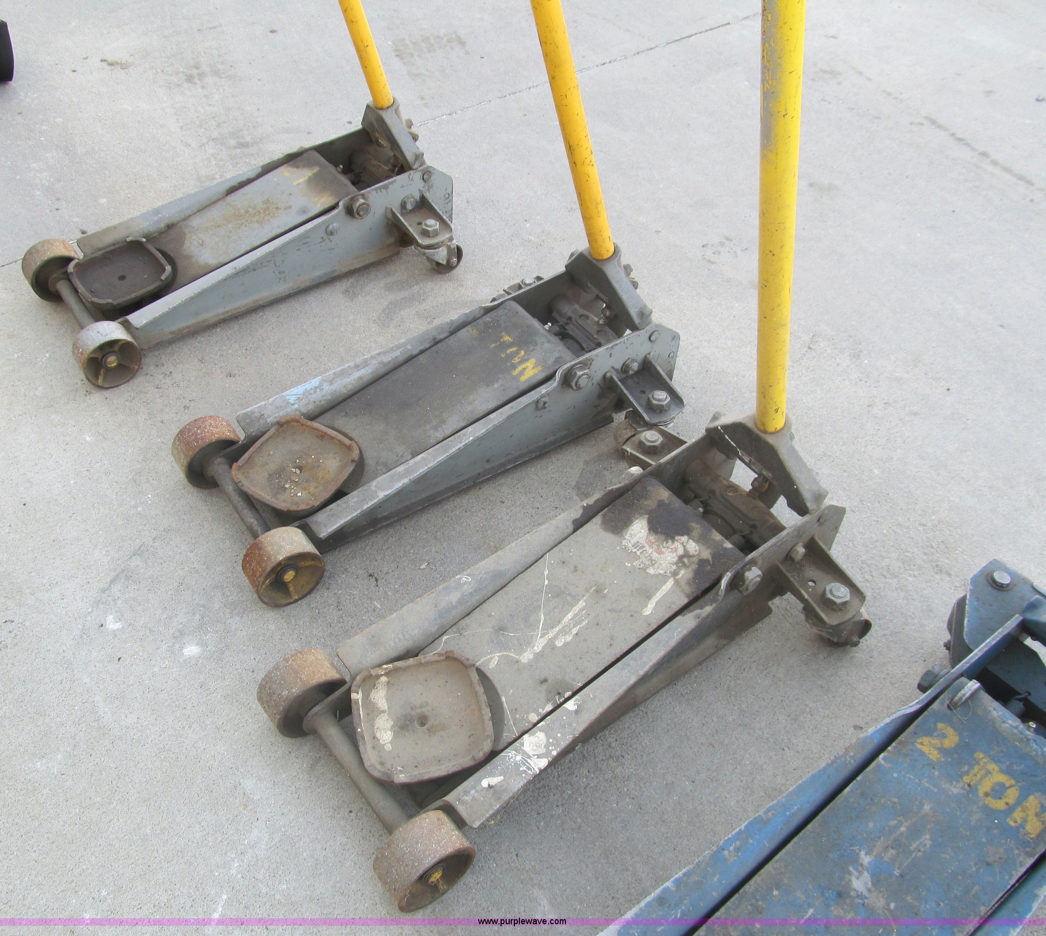 (4) Napa two ton floor jacks in Goodland, KS Item