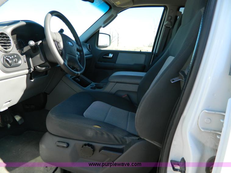 image for item AQ9968 2004 Ford Expedition XLT SUV