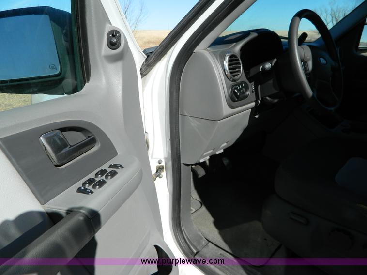 image for item AQ9968 2004 Ford Expedition XLT SUV