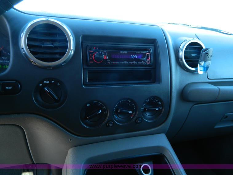 image for item AQ9968 2004 Ford Expedition XLT SUV
