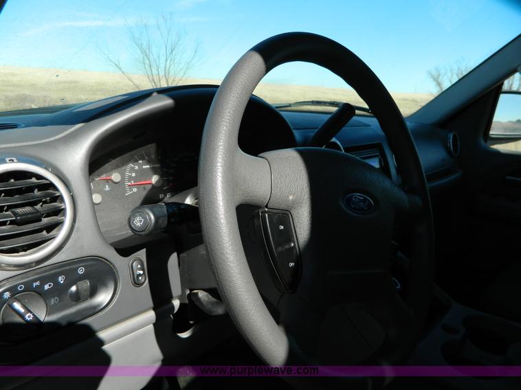 image for item AQ9968 2004 Ford Expedition XLT SUV