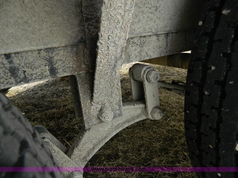 image for item AQ9980 2005 PJ flatbed trailer