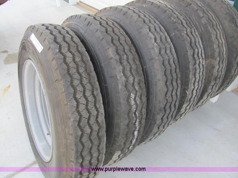 image for item AY9857 (6) Michelin 8R19.5 XZA tires