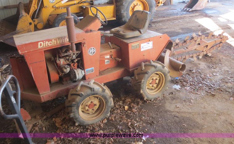 image for item F6827 Ditch Witch J20 trencher